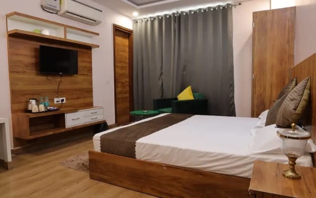 The Sandalwood Hotel, Sec-38 I Near Medanta Medicity Gurgaon