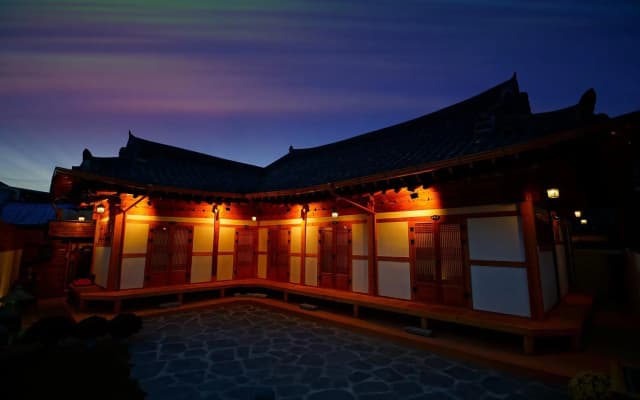 Jeonju Hanok Sukbak Chaehumgwan