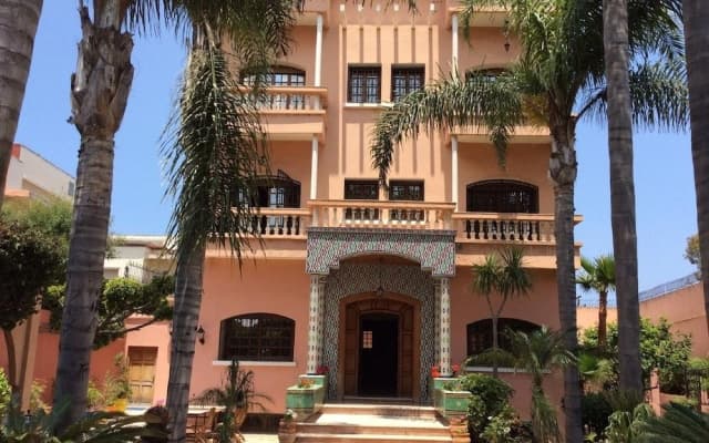 Lhostel