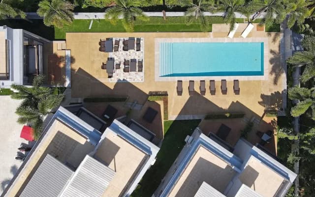 Designer 3BR Pool Access Villa Argent 8