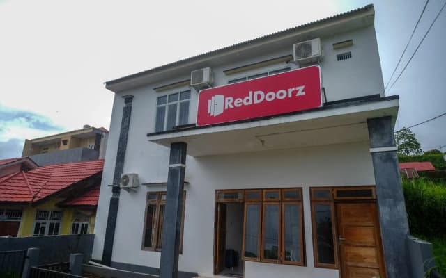 RedDoorz near De La Salle Manado