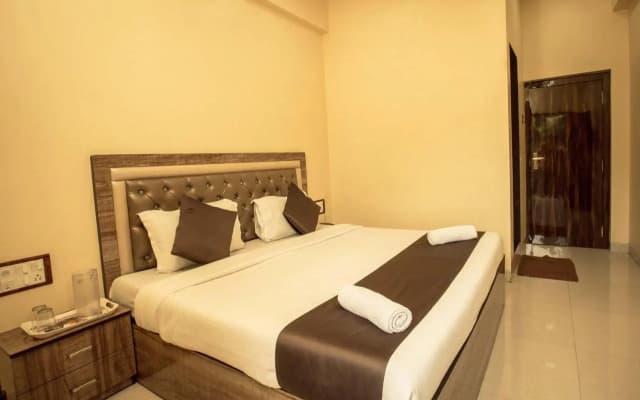 Hotel Apsara Near JJ Hospital