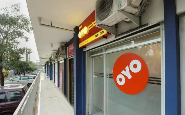 Lauv Room Grand Centerpoint by OYO Rooms