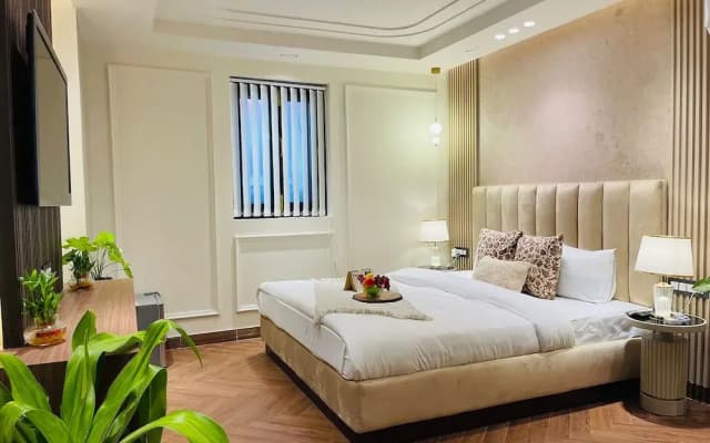 Roomshala 134 Premium Rooms Saket