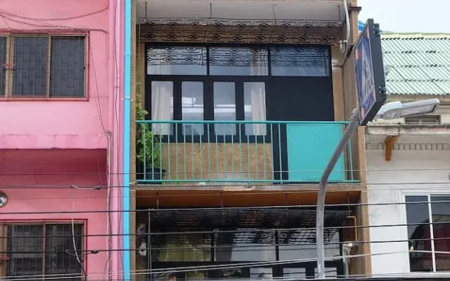 BTS Khaosan Hostel