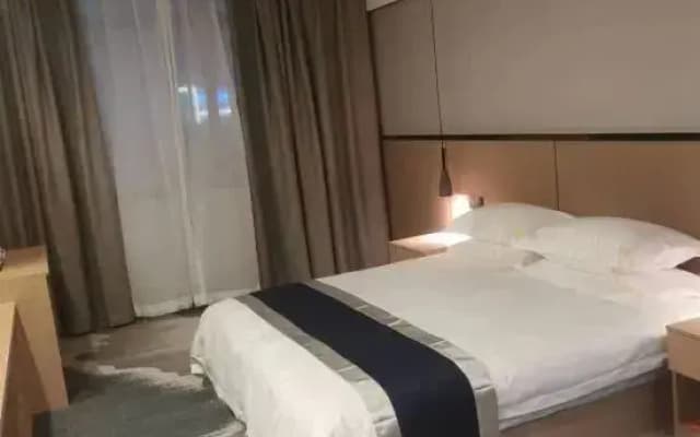 GELI Hotel (Huainan Railway Station Sports Center)