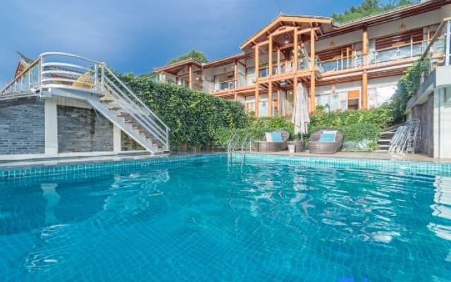 Lanyue Li·Linggan Senyang Natural Ore Hot Spring Resort 360° View Beautiful Stay (Heshun Branch)