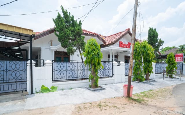 RedDoorz Near Bundaran Ciceri
