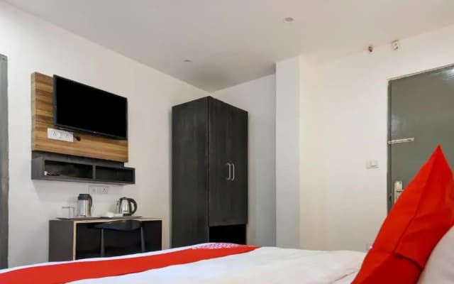 OYO Townhouse 412 Aditya International