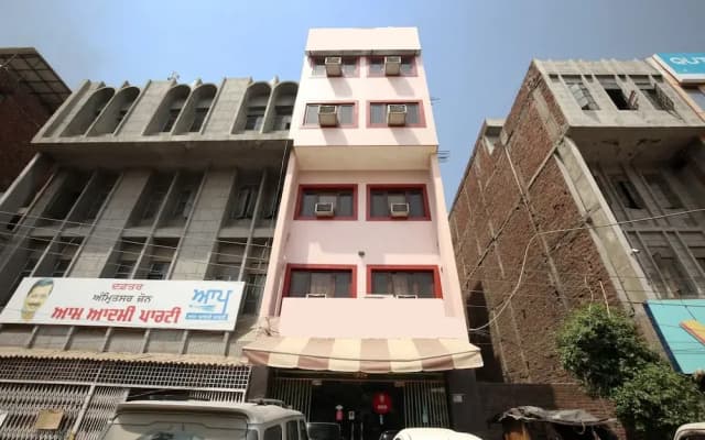 OYO 9056 Hotel Holiday Comfort