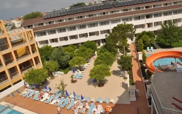 Catty Cats Garden Hotel
