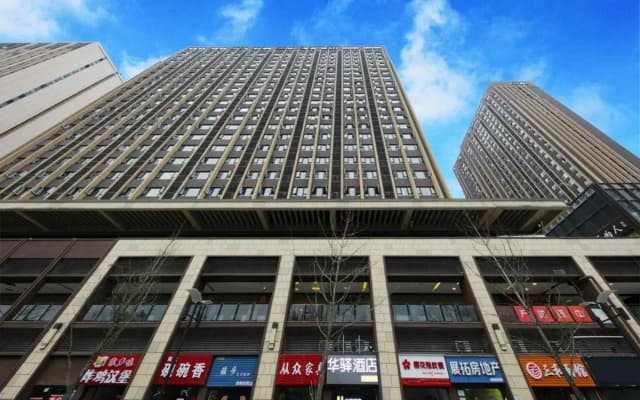 Home Inn Huaying Hotel (Chongqing University Town Weidianyuan Subway Station)