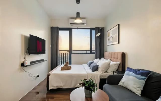 Room-makati Penthouse Studio With City V