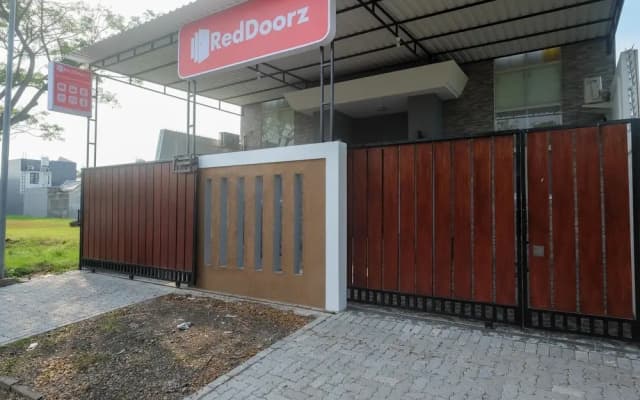 RedDoorz Near Kawasan Bandara Ahmad Yani Semarang 2