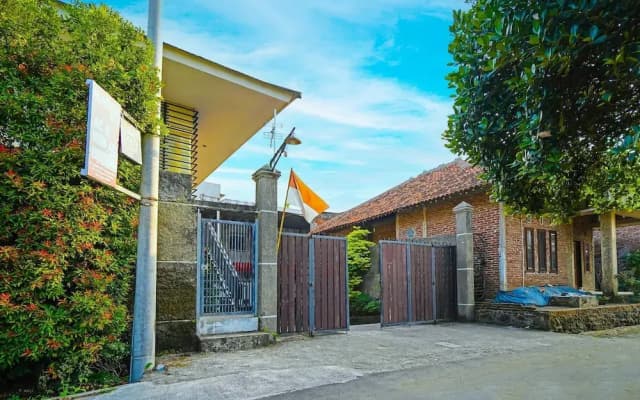 OYO Life 92641 Guest House Palinggihan Ii