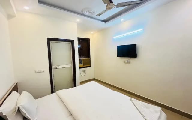 Roomshala Hotel Pub G