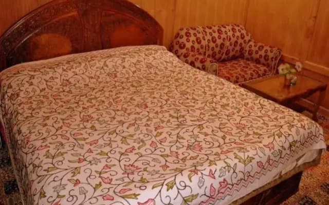 Goonapalace Group of Houseboats