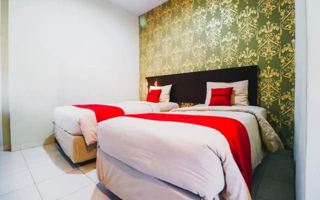 RedDoorz Plus near Mall Panakukang 2