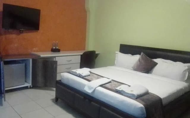 Trotters Hotel - Kenol