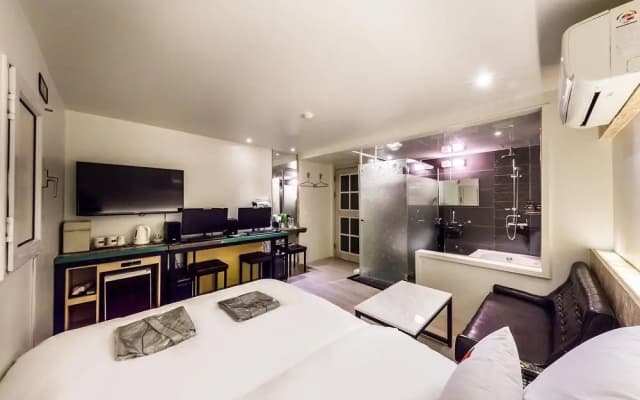 Yeongdeungpo HOTEL HOME  (6 Free OTTs • Smart TV • Wi-Fi in All Rooms)