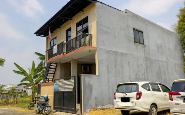 OYO Life 92922 Kost Bu Mala 1 Syariah