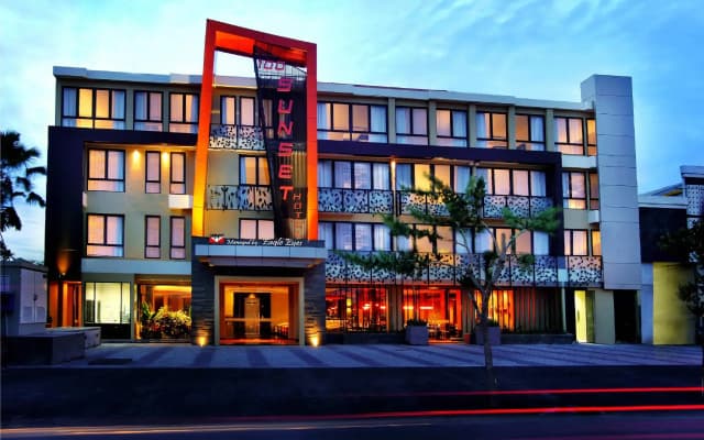 100 Sunset Hotel