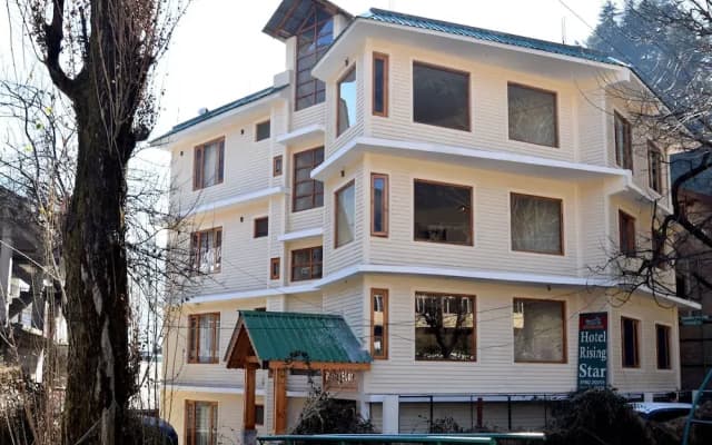 OYO 11552 Hotel Rising Star