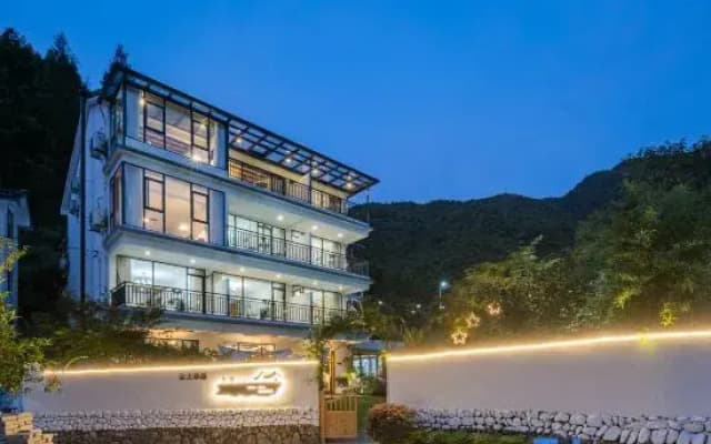 Yunxia Anji Yunshang Grassland Wild Luxury Family Holiday Villa (Xianlongxia Drifting Scenic Area)