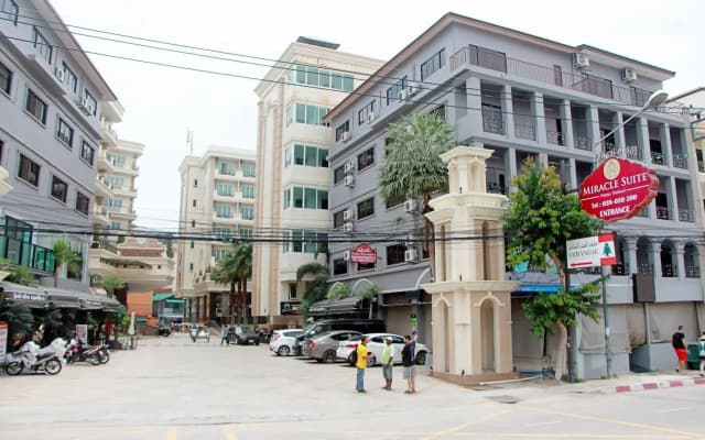 Royal Q&D Suites Hotel