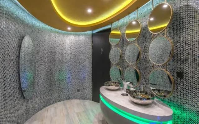 X Art Hotel