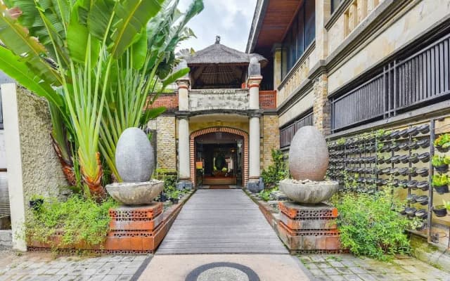 Super OYO Townhouse Oak Maxi Hotel Legian