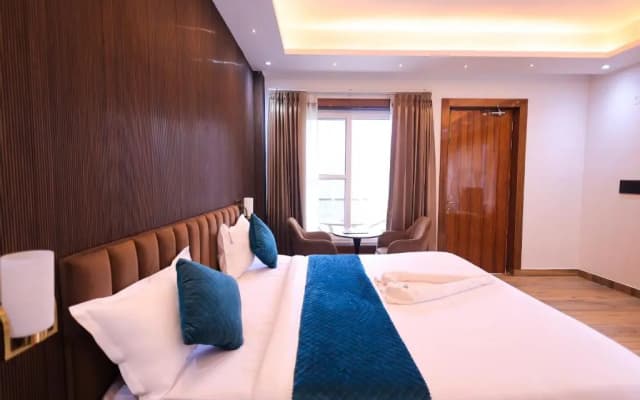 The Hoften Snowia Luxury Stay Near Bhalugarh Waterfall