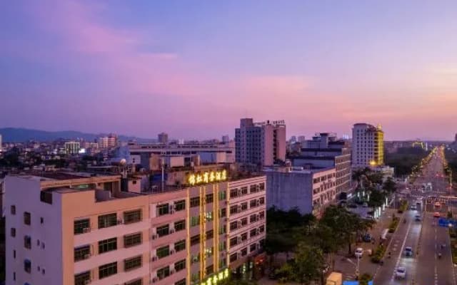 Wanning Jinhong Business Hotel (Huayacheng High-speed Railway Station)