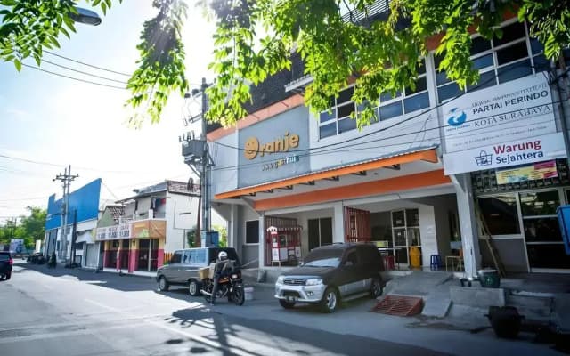 RedDoorz near Suroboyo Carnival Park