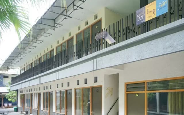 Ratna Backpacker Syariah by OYO Rooms