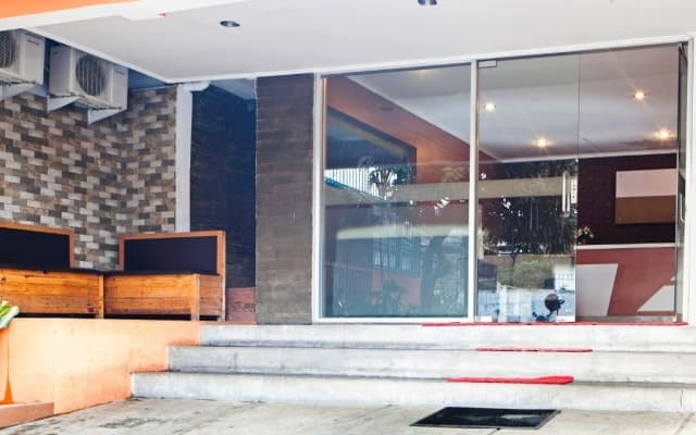 RedDoorz Syariah near BTC Fashion Mall