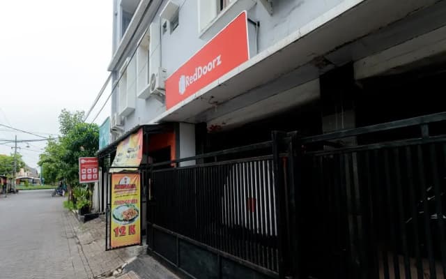 RedDoorz Syariah @ Delta Sari Aloha Waru