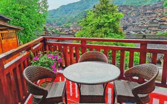 Huayiyuan Panoramic Homestay (Xijiang Qianhu Miaozhai Observation Deck)