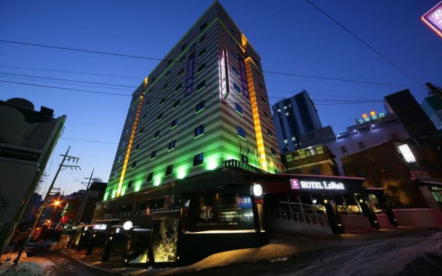 LaNuit Hotel