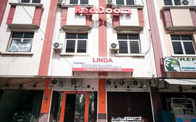 RedDoorz near Palembang Square Mall 2
