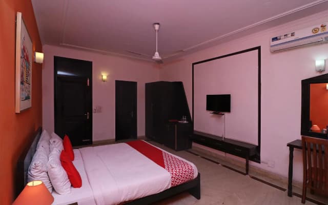 OYO 72817 Palace Inn