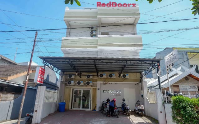 RedDoorz Near Mall Ratu Indah 3
