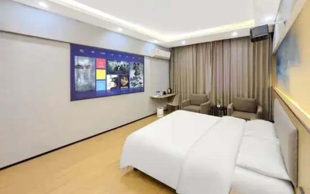 Four Seasons Smart Hotel (Zhoukou Passenger Transport Center Station)