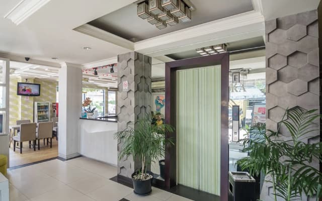 RedDoorz Plus near Mangga Besar Station 2