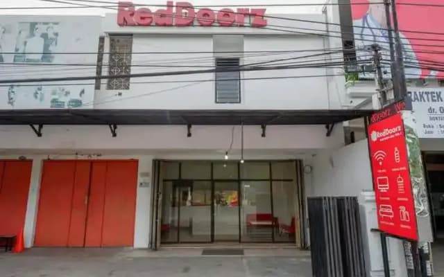 RedDoorz near Pacific Mall Tegal 2