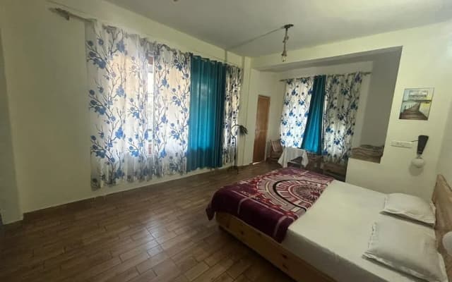 Footsteps Hostel and Cafe