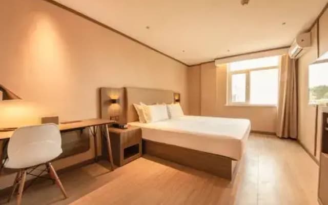 HanTing Hotel (Tongliao Naiman Banner Railway Station Zhenxing Street)