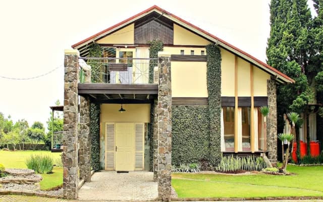 De Villa Istana Bunga by HouseinBandung