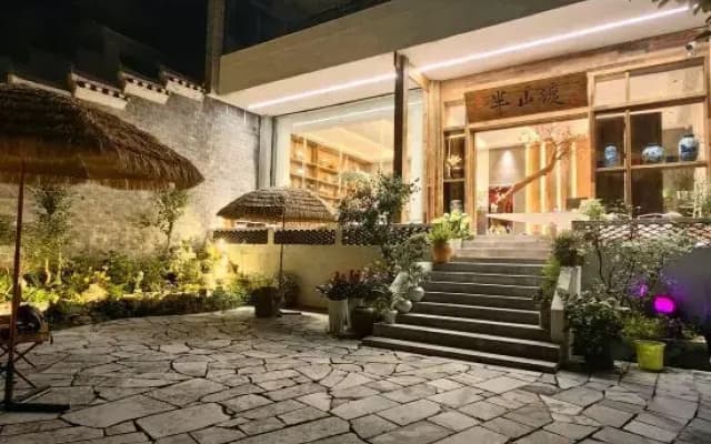 Yuechuang Banshandu Homestay (Hongqiao Tuojiang Store, Fenghuang Ancient Town)
