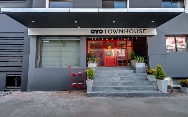 Vaccinated Staff- OYO Townhouse 048 Hadapsar